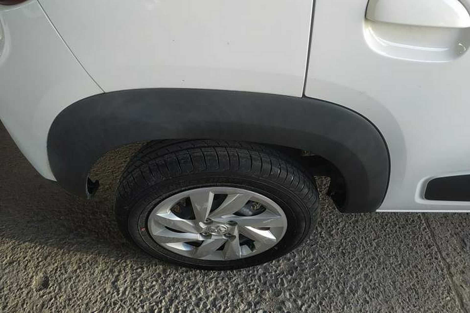 Used Venucia e30 2020 Elite Edition Right Rear Wheel Hub