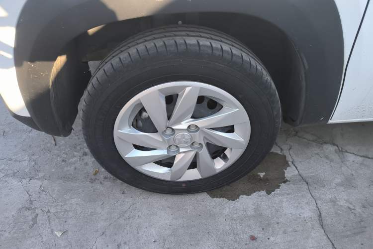 Used Venucia e30 2021 Elite Edition Left Front Wheel Hub
