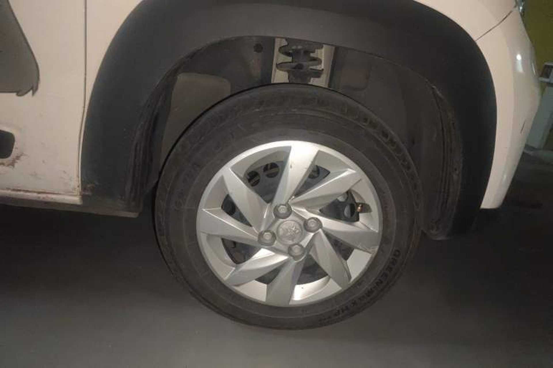Used Venucia e30 2021 Elite Edition Right Front Wheel Hub