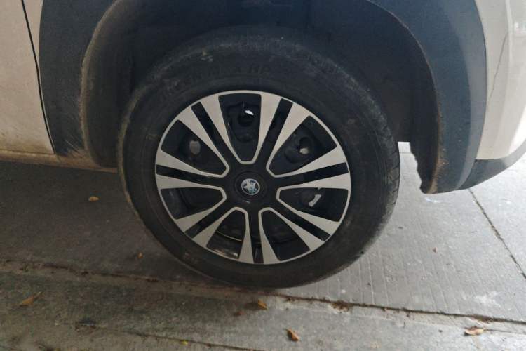Used Venucia e30 2021 Elf Edition Right Front Wheel Hub