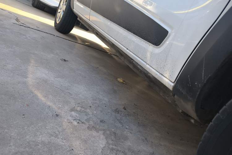 Used Venucia e30 2021 Elite Edition Right Side Sill
