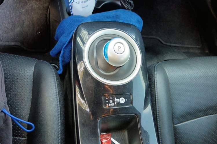 Used Venucia Leaf 2014 Navigation Version 6.6 KW Gear Lever