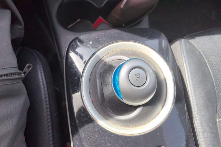 Used Venucia Leaf 2014 Navigation Version 6.6 KW Gear Lever