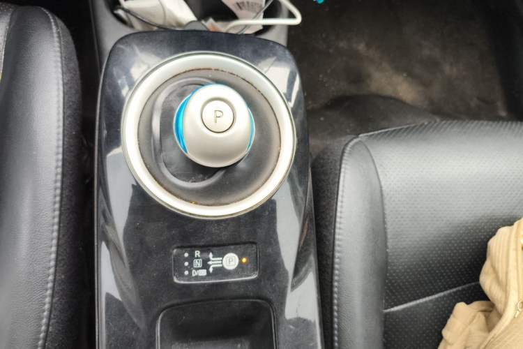 Used Venucia Leaf 2014 Navigation Version 6.6 KW Gear Lever