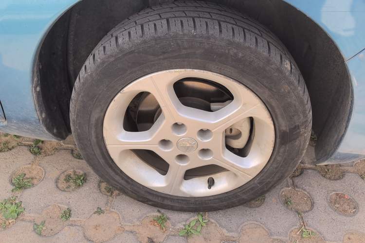 Used Venucia Leaf 2014 Navigation Version 6.6 KW Right Front Wheel Hub