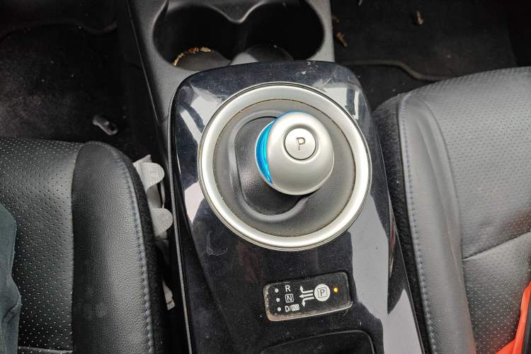 Used Venucia Leaf 2014 Navigation Version 6.6 KW Gear Lever