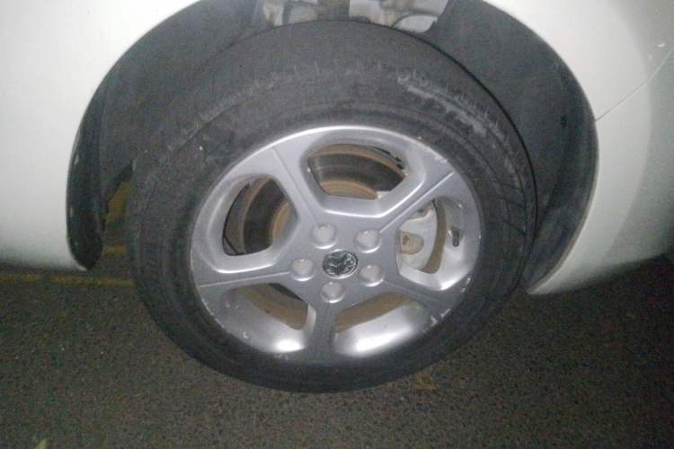 Used Venucia Leaf 2014 Navigation Version 6.6 KW Right Front Wheel Hub