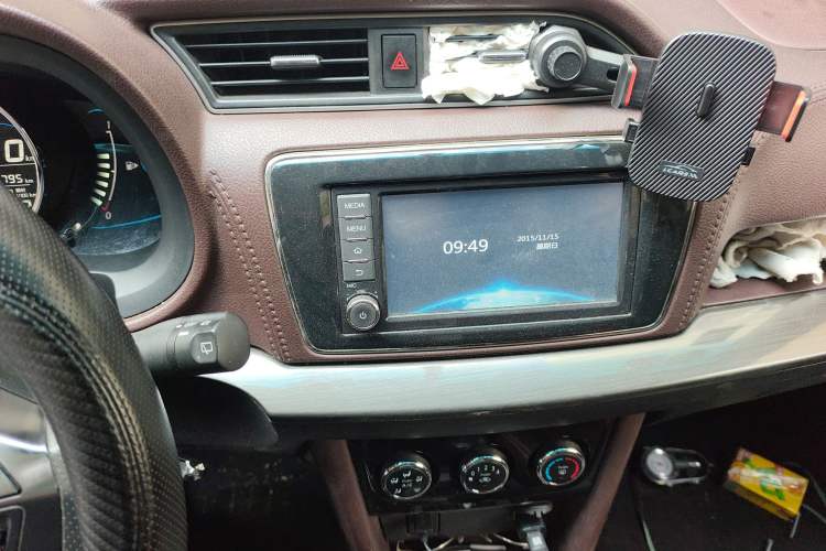 Used Venucia M50V 2017 1.6L XL CVT Luxury Edition Audio And AC Panel