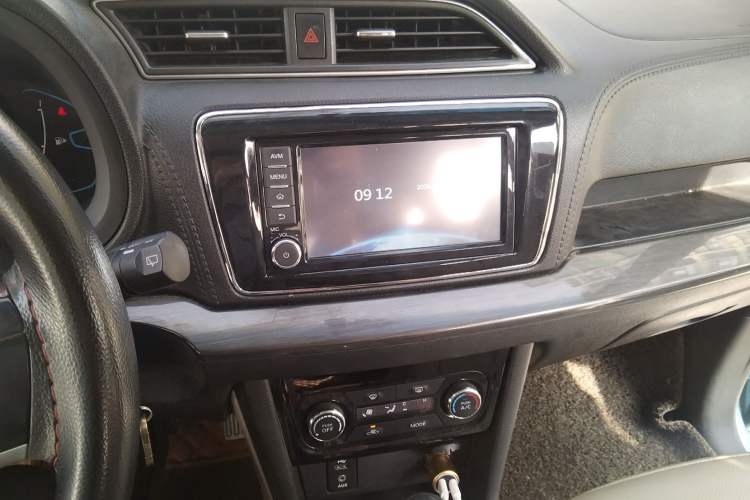 Used Venucia M50V 2017 1.6L XL CVT Luxury Edition Audio And AC Panel