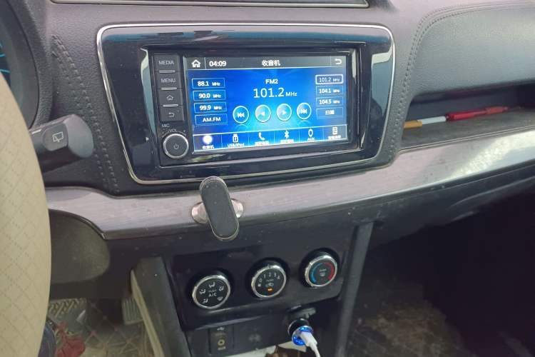 Used Venucia M50V 2017 1.6L XL CVT Luxury Edition Audio And AC Panel