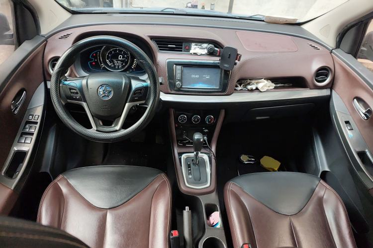 Used Venucia M50V 2017 1.6L XL CVT Luxury Edition Center Console