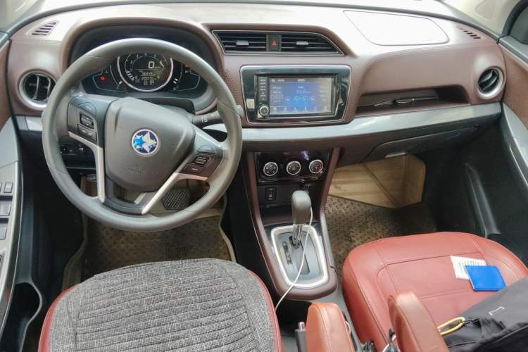 Used Venucia M50V 2017 1.6L XL CVT Luxury Edition Center Console