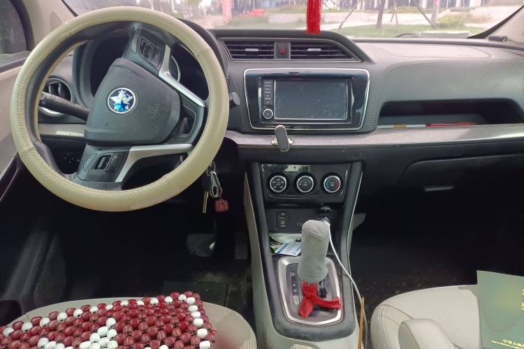 Used Venucia M50V 2017 1.6L XL CVT Luxury Edition Center Console