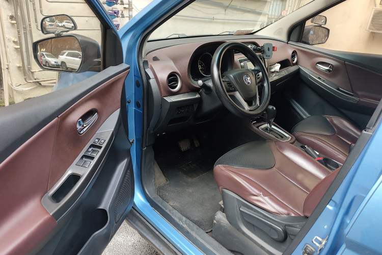 Used Venucia M50V 2017 1.6L XL CVT Luxury Edition Driver Seat