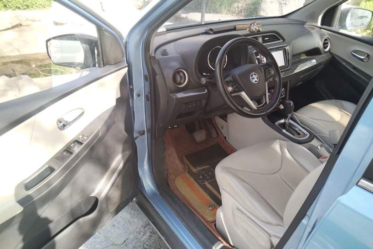 Used Venucia M50V 2017 1.6L XL CVT Luxury Edition Driver Seat