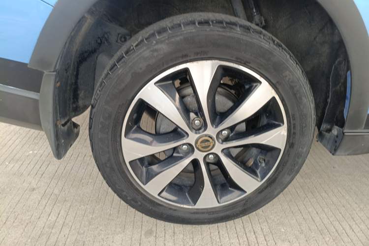 Used Venucia M50V 2017 1.6L XL CVT Luxury Edition Exterior 5