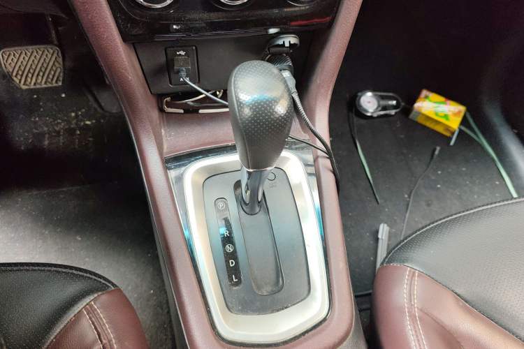 Used Venucia M50V 2017 1.6L XL CVT Luxury Edition Gear Lever