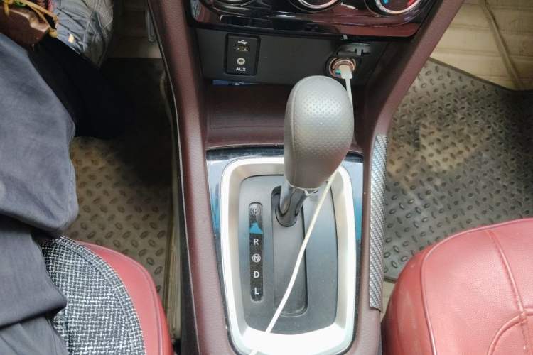 Used Venucia M50V 2017 1.6L XL CVT Luxury Edition Gear Lever