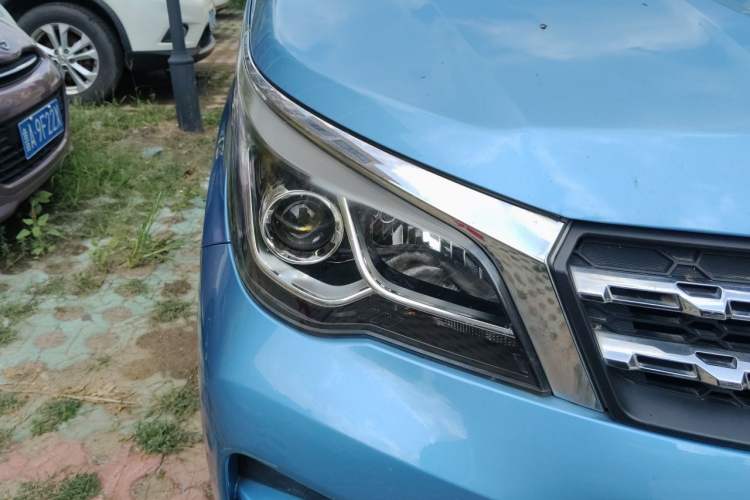 Used Venucia M50V 2017 1.6L XL CVT Luxury Edition Right Front Headlight