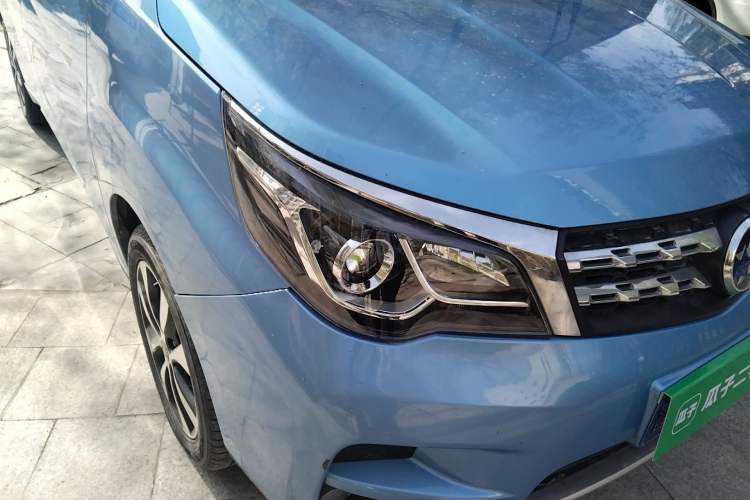 Used Venucia M50V 2017 1.6L XL CVT Luxury Edition Right Front Headlight