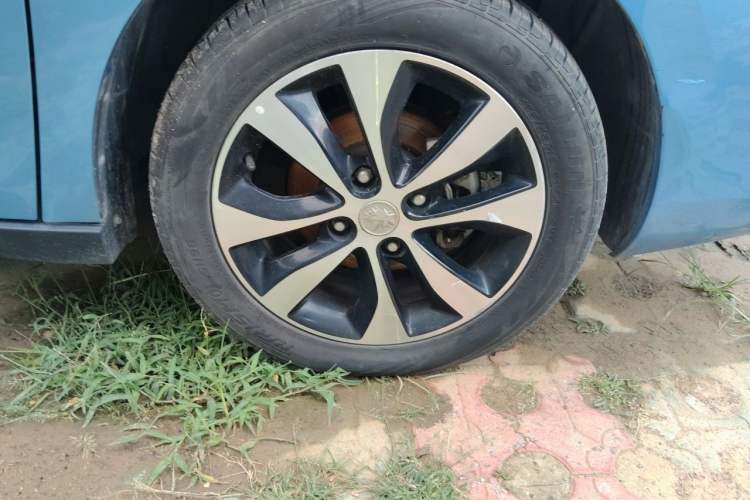 Used Venucia M50V 2017 1.6L XL CVT Luxury Edition Right Front Wheel Hub