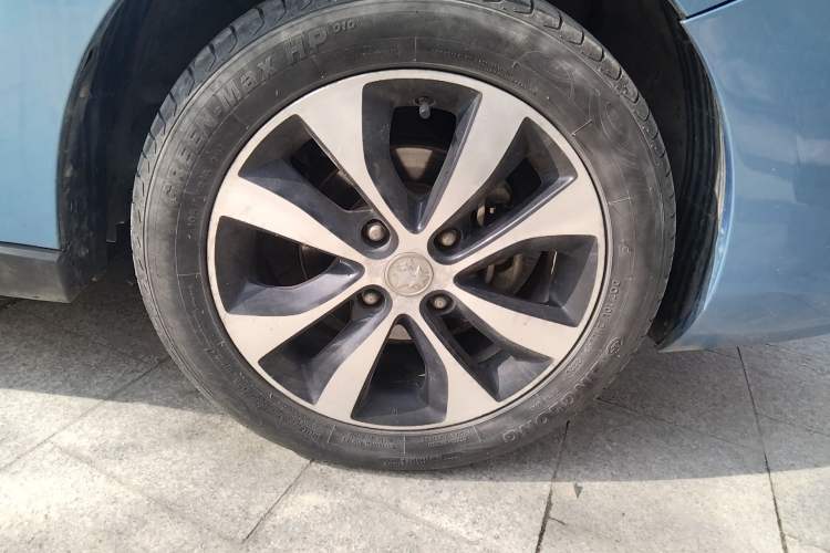Used Venucia M50V 2017 1.6L XL CVT Luxury Edition Right Front Wheel Hub