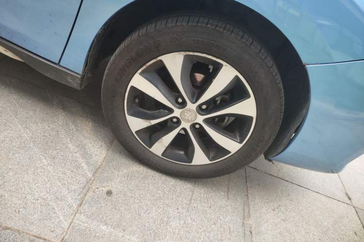 Used Venucia M50V 2017 1.6L XL CVT Luxury Edition Right Front Wheel Hub