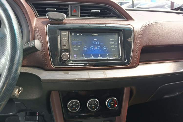 Used Venucia M50V 2017 1.6L XL CVT Luxury Edition Audio And AC Panel