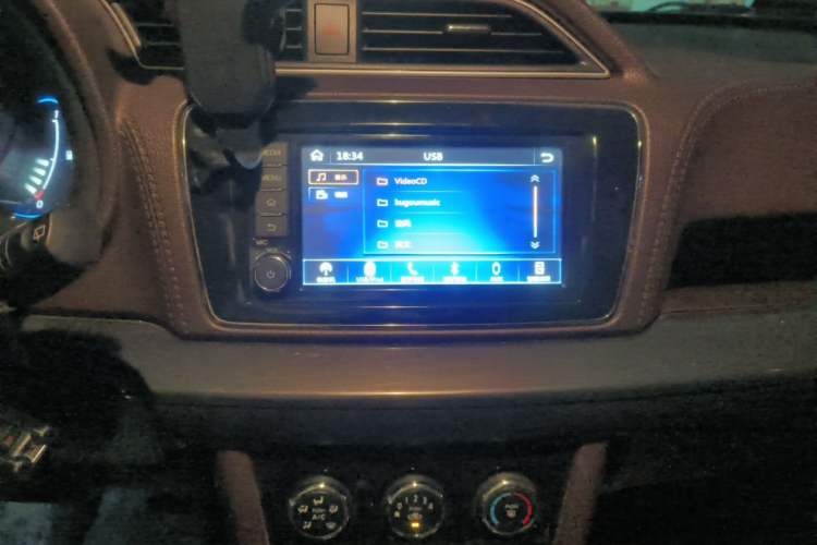 Used Venucia M50V 2017 1.6L XL CVT Luxury Edition Audio And AC Panel