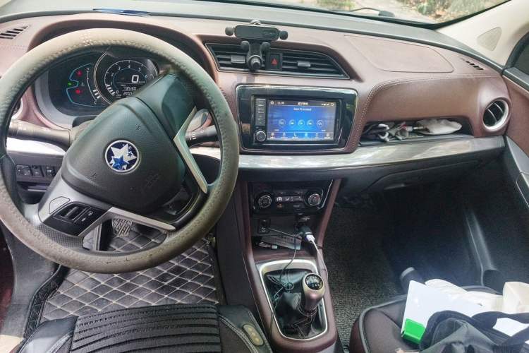 Used Venucia M50V 2017 1.5L XV Manual Elite Edition Center Console