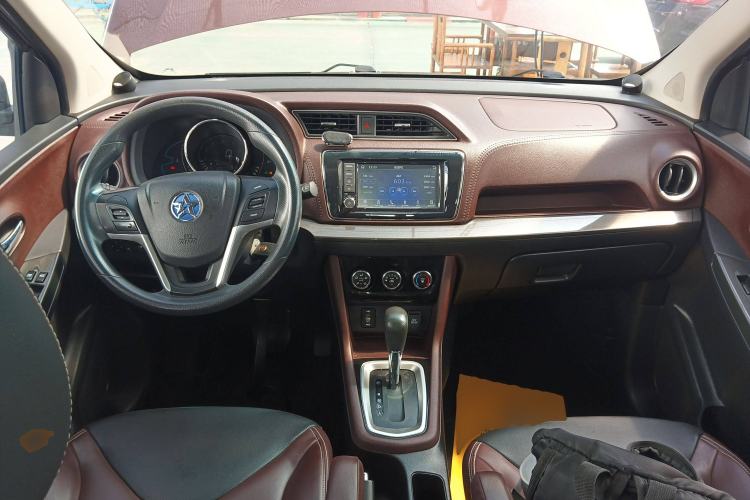 Used Venucia M50V 2017 1.6L XL CVT Luxury Edition Center Console