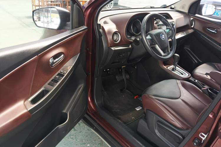 Used Venucia M50V 2017 1.6L XL CVT Luxury Edition Driver Seat