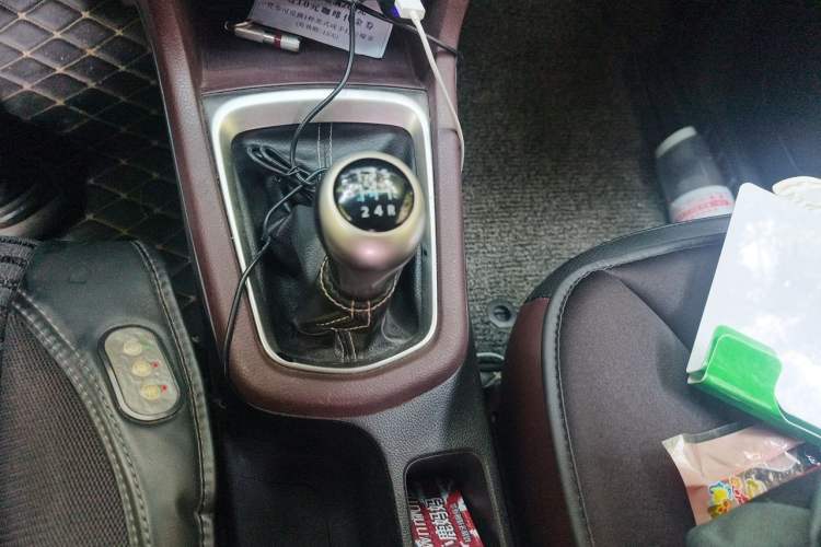 Used Venucia M50V 2017 1.5L XV Manual Elite Edition Gear Lever