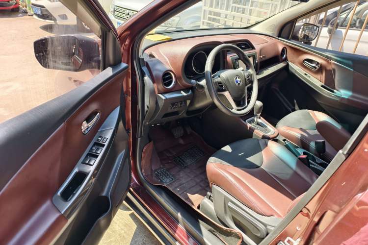 Used Venucia M50V 2017 1.6L XL CVT Luxury Edition Interior 3