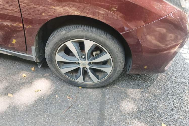 Used Venucia M50V 2017 1.5L XV Manual Elite Edition Right Front Wheel Hub