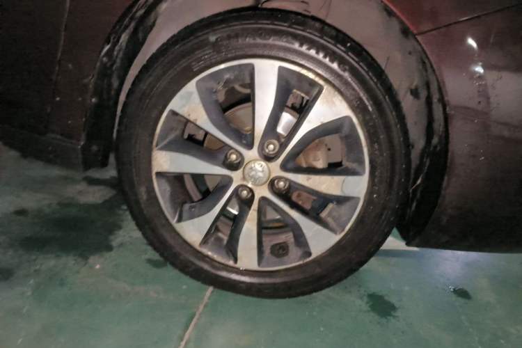 Used Venucia M50V 2017 1.6L XL CVT Luxury Edition Right Front Wheel Hub