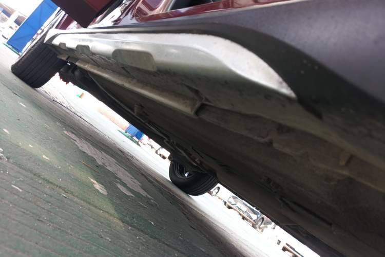 Used Venucia M50V 2017 1.6L XL CVT Luxury Edition Right Side Sill