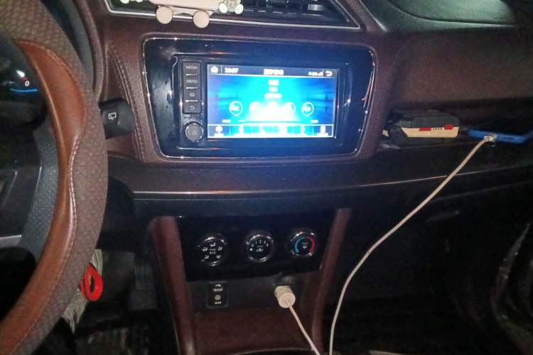 Used Venucia M50V 2017 1.6L XL CVT Luxury Edition Audio And AC Panel