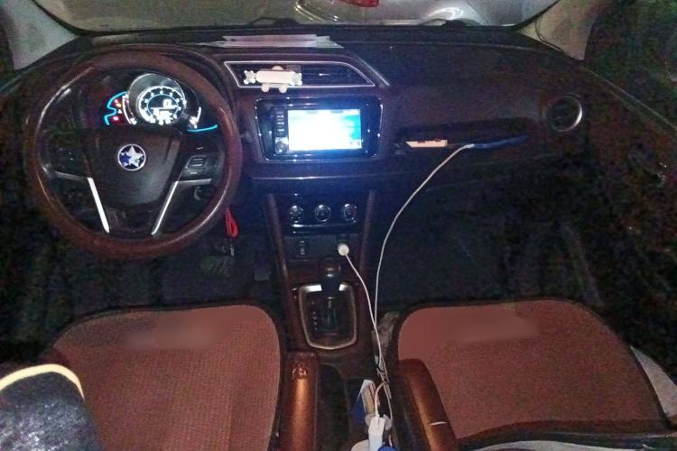 Used Venucia M50V 2017 1.6L XL CVT Luxury Edition Center Console