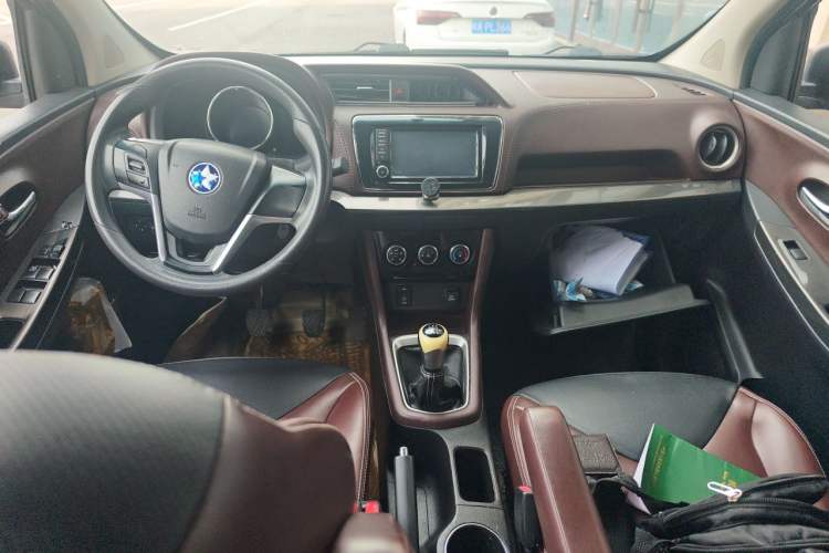 Used Venucia M50V 2017 1.5L XL Manual Comfort Edition Center Console