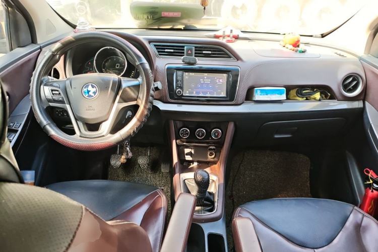 Used Venucia M50V 2017 1.5L XL Manual Comfort Edition Center Console