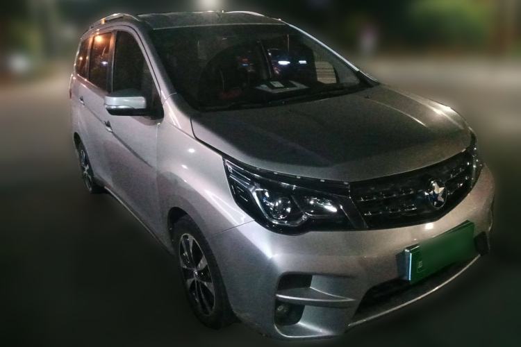 Used Venucia M50V 2017 1.6L XL CVT Luxury Edition Front Right 45 Deg
