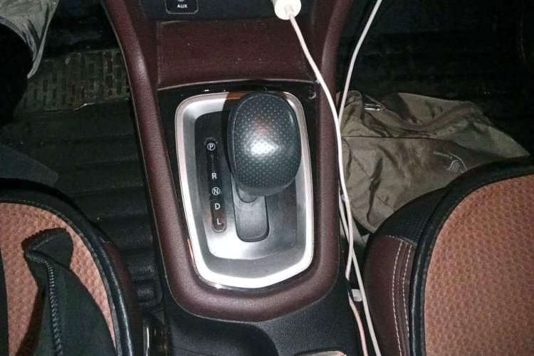 Used Venucia M50V 2017 1.6L XL CVT Luxury Edition Gear Lever