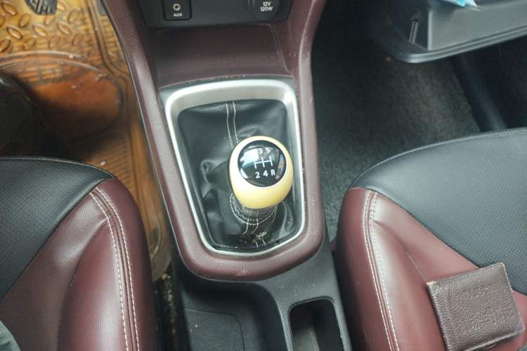 Used Venucia M50V 2017 1.5L XL Manual Comfort Edition Gear Lever
