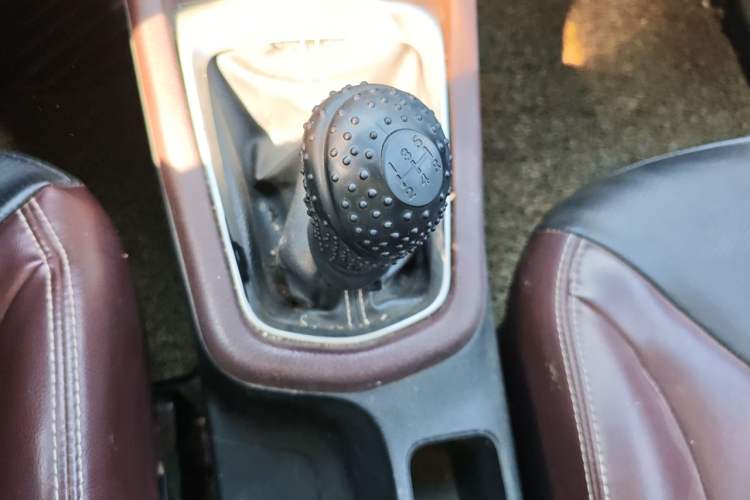 Used Venucia M50V 2017 1.5L XL Manual Comfort Edition Gear Lever