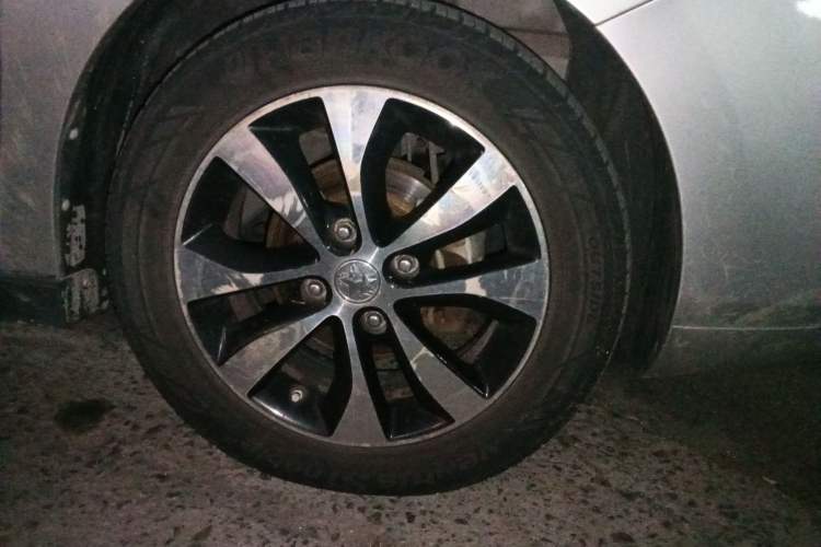 Used Venucia M50V 2017 1.6L XL CVT Luxury Edition Right Front Wheel Hub