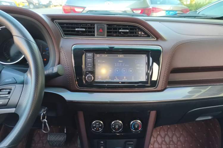 Used Venucia M50V 2017 1.6L XL CVT Luxury Edition Audio And AC Panel