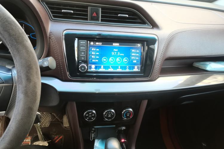 Used Venucia M50V 2017 1.6L XL CVT Luxury Edition Audio And AC Panel