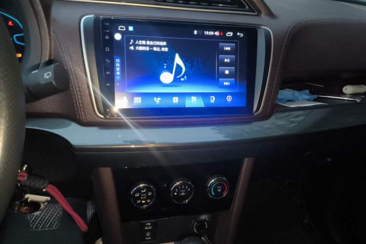 Used Venucia M50V 2017 1.6L XL CVT Luxury Edition Audio And AC Panel