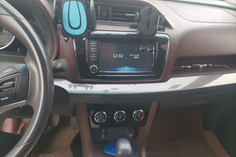 Used Venucia M50V 2017 1.6L XL CVT Luxury Edition Audio And AC Panel